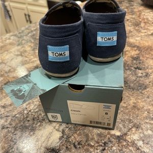 Toms classic canvas slip ons